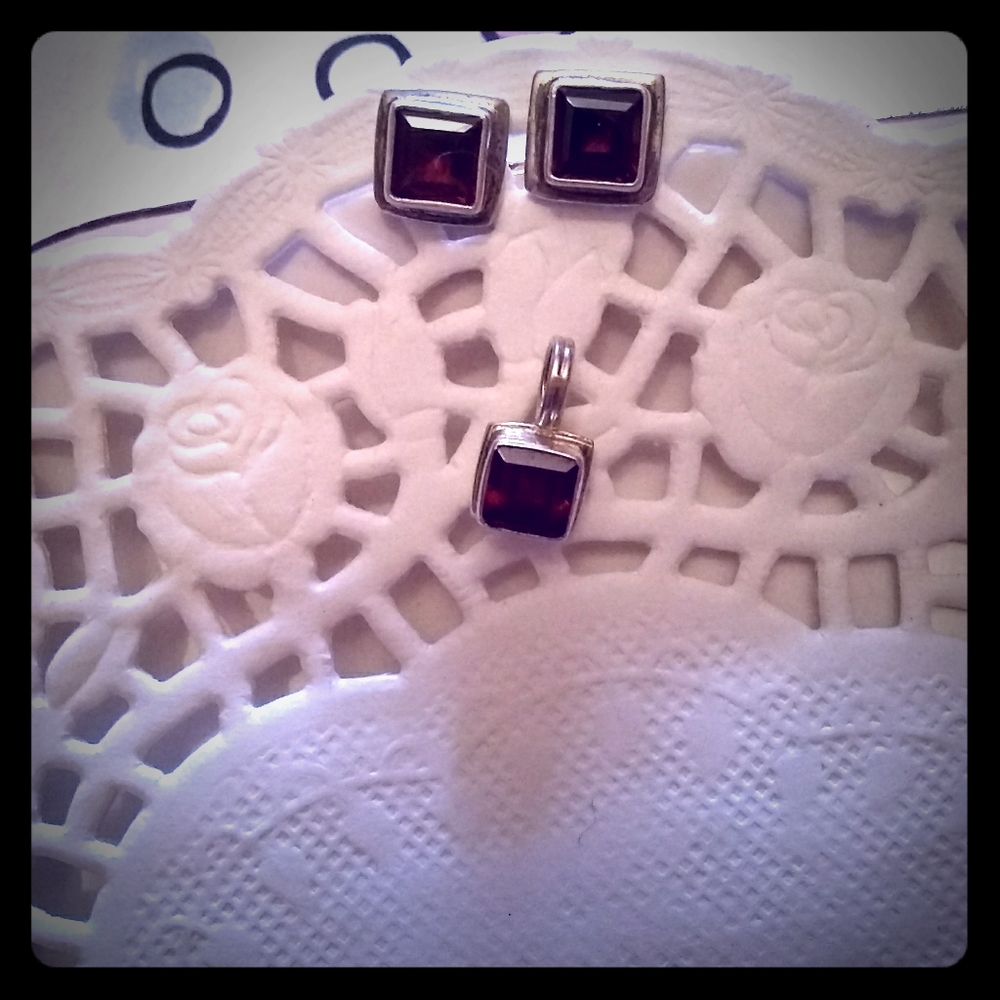 🌷 Eddie Bauer Silver earrings and pendant set